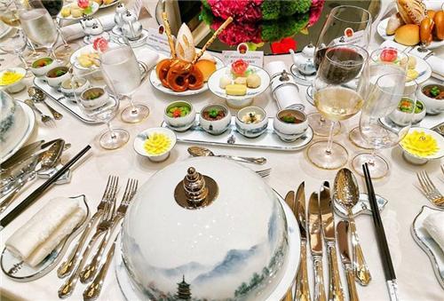 從國(guó)宴廳到聚光燈下 中國(guó)最貴服務(wù)員姚碧的服務(wù)人生